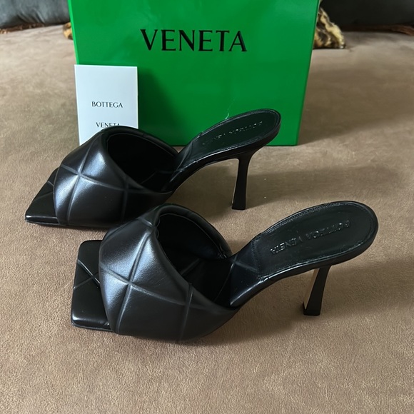 Bottega Veneta Black Lido Leather Mules- Size 37/7- New in Box - Picture 10 of 15
